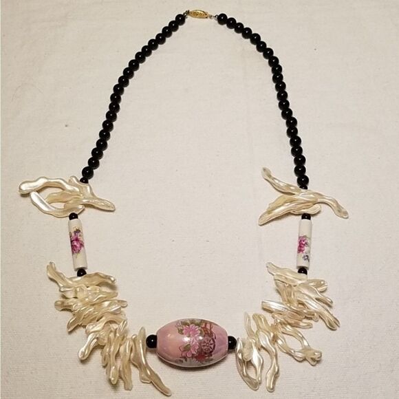 Vintage Jewelry - Stunning Vintage Asian Mother Of Pearl Necklace